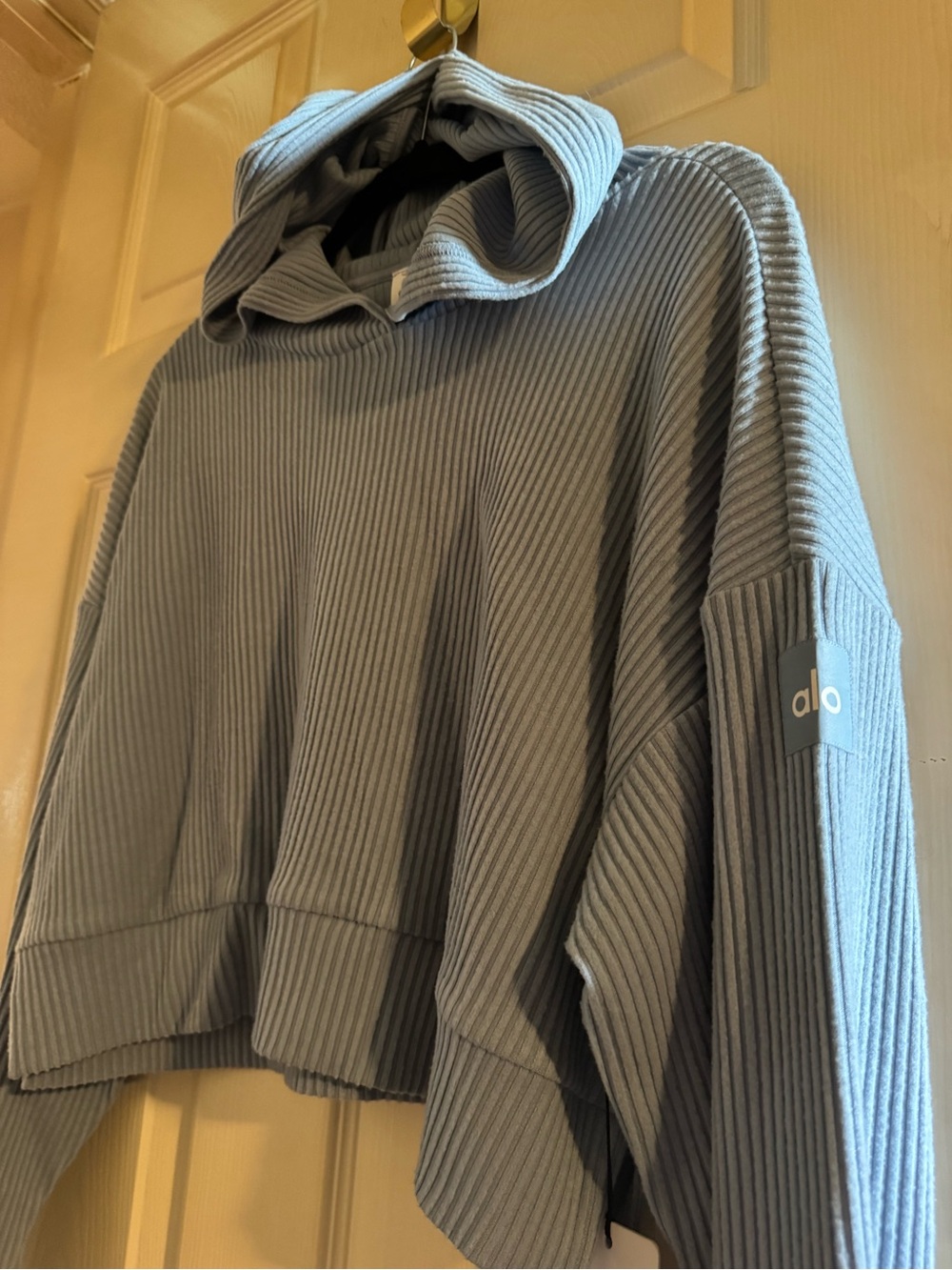 ALO Yoga Ribbed Cropped Muse Hoodie in Light Blue (Celestial Blue) - Picture 3 of 6